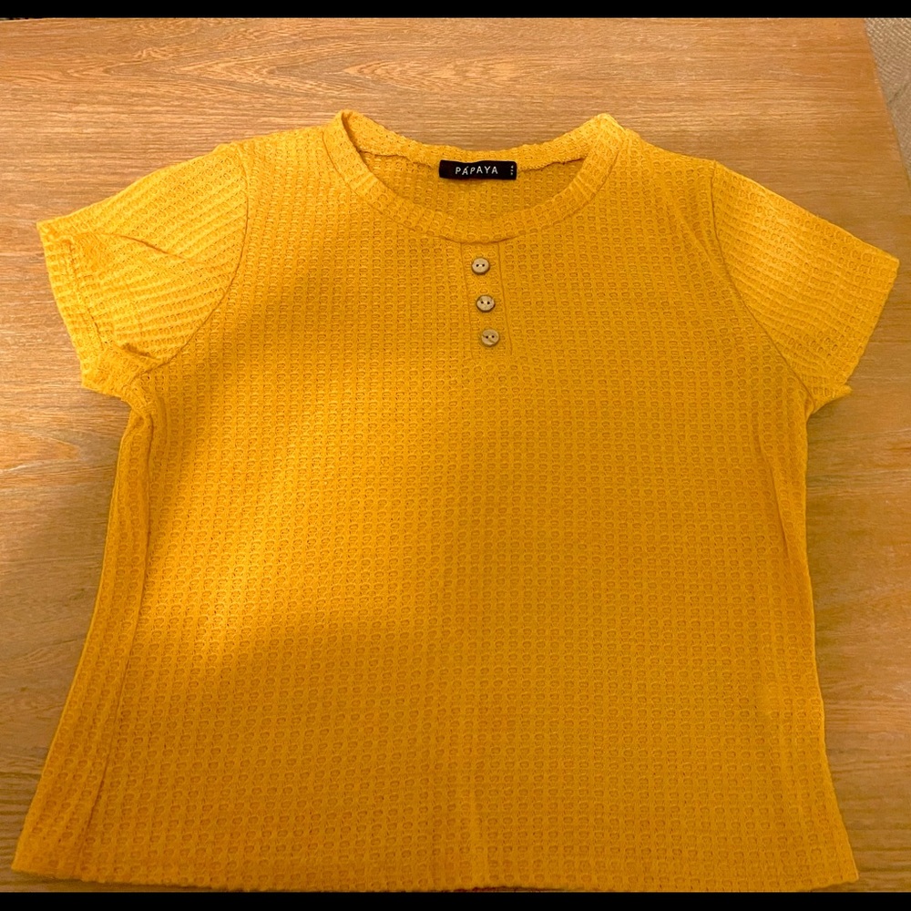 Mustard color crop top! Very cute for casual 🌙